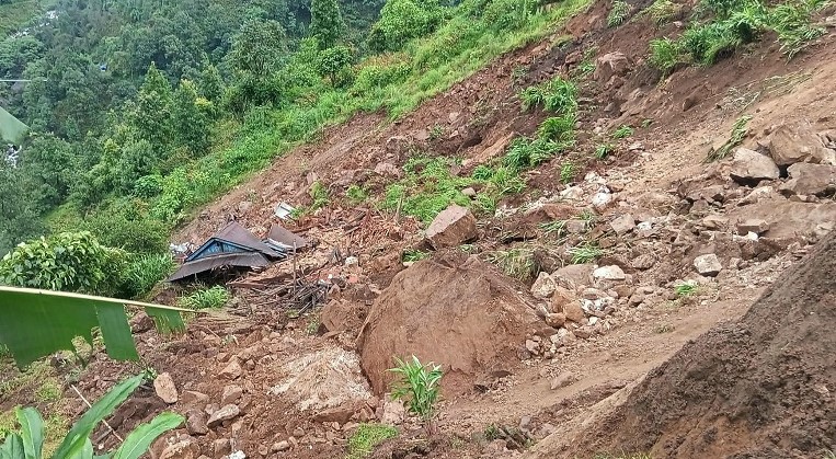सिदिङ्वामा पहिरोले दुई घर विस्थापित, लाखाैंकाे  क्षति