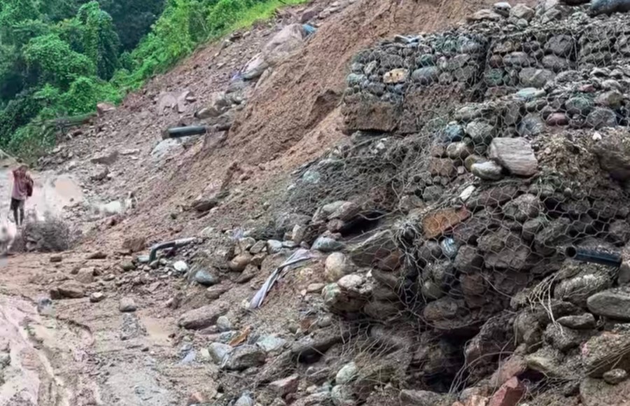 पहिरोले मुख्य र वैकल्पिक सडक अवरुद्ध, यात्रु र ढुवानी सेवा प्रभावित
